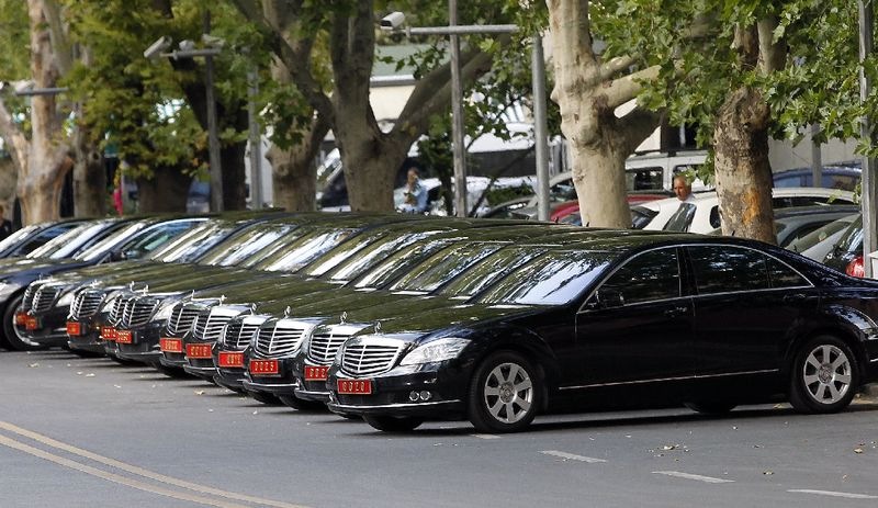 Hükümet kendi 'tasarruf' genelgesine uymuyor: Bakanlık aylık 25 bin liraya 10 araç kiraladı