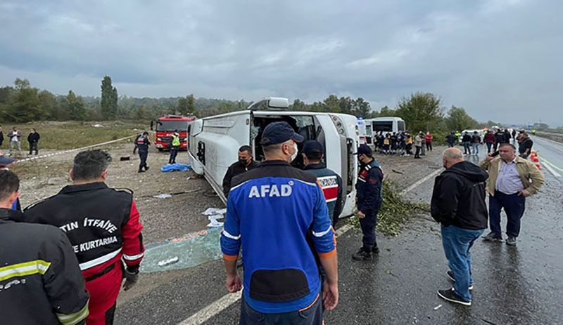 MHP'lileri taşıyan otobüs devrildi: 2 ölü 19 yaralı