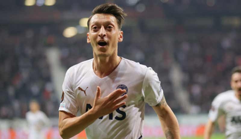 Mesut Özil, İngiltere'de futbol okulu kuruyor