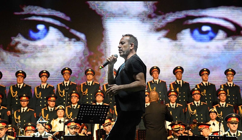 Haluk Levent, Rus Kızılordu Korosu ile konser verdi