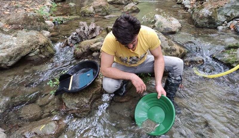 Derelerdeki altını topluyor: Günde 15 gram