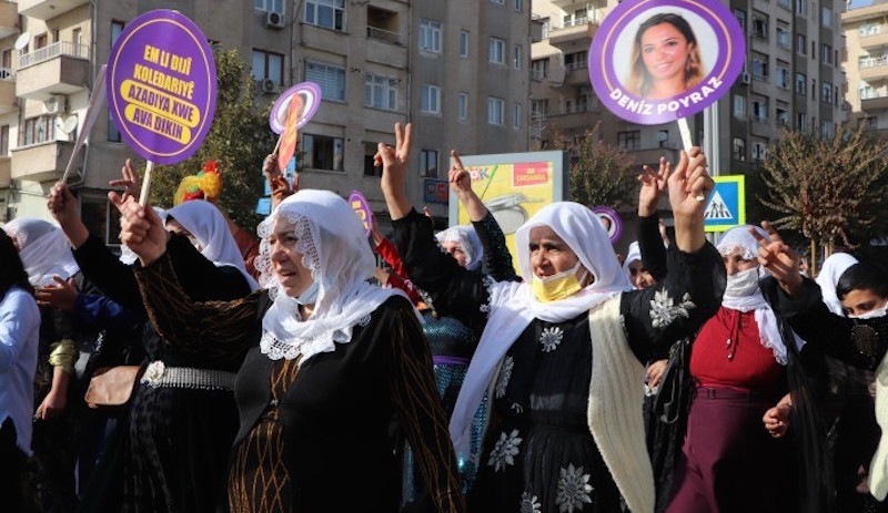 Diyarbakır'da kadın mitingi: Barış Annesi sarı kırmızı yeşil flama taşıyor diye gözaltına alındı