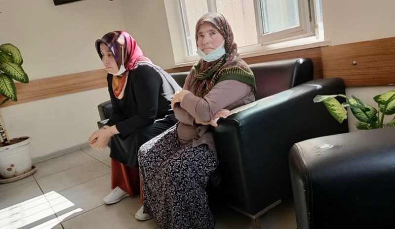 Tutuklu kanser hastası Ayşe Özdoğan için açıklama yapmak isteyen annesi gözaltına alındı