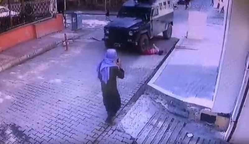 Viranşehir'de bir çocuk zırhlı aracın altında kaldı: Hayati tehlikesi var