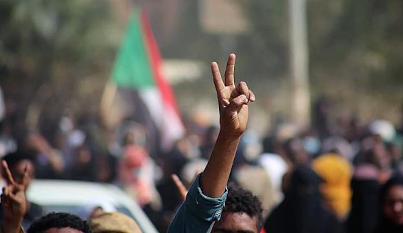 Sudan'da darbeye karşı direniş sürerken Afrika Birliği ülkenin üyeliğini askıya aldı