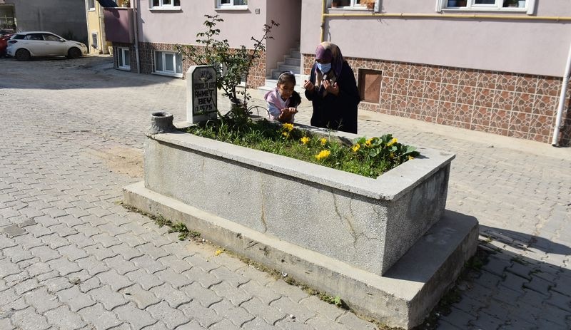 Yol ortasında sır mezar: 1979'dan beri orada duruyor, araçlar görünce yavaşlıyor