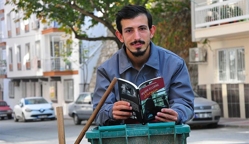 Temizlik işçisi unutamadığı aşkı için kitap yazdı