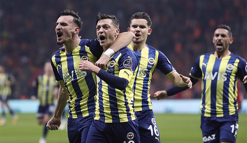 Fenerbahçe 10 kişi kaldığı maçta Galatasaray'ı mağlup etti