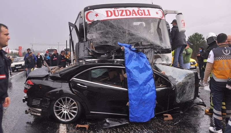 Fabrika işçilerini taşıyan servis ile otomobil çarpıştı: 2 ölü, 15 yaralı