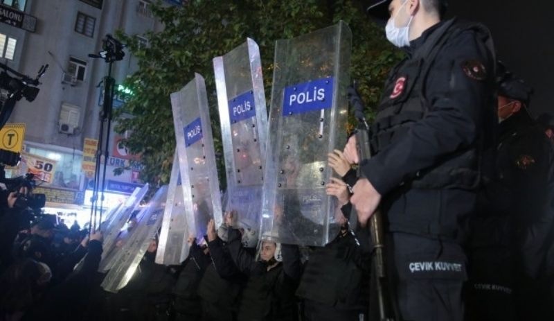 İhraç protestosu polis kalkanları eşliğinde yapıldı