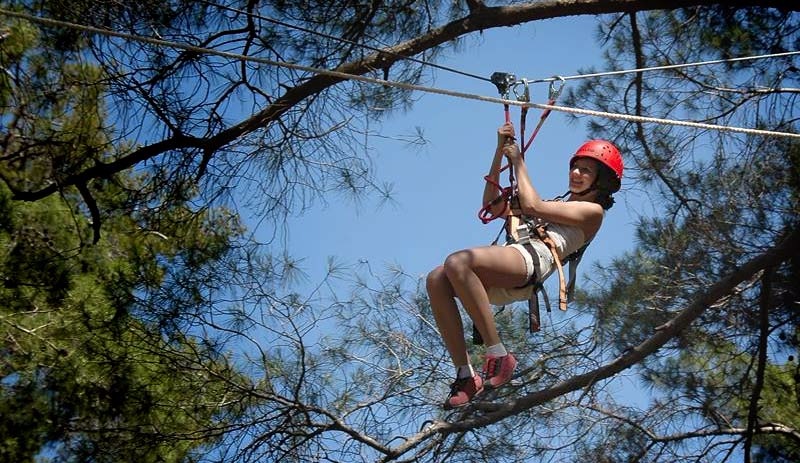 Ağaçlar arasında zipline heyecanı