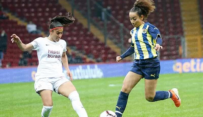 Galatasaray ve Fenerbahçe kadın futbol takımları kadına yönelik şiddete karşı sahaya çıktı