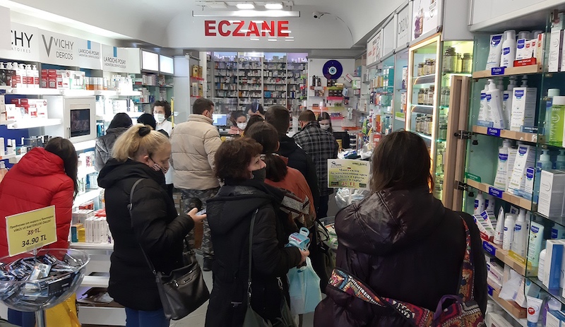1 leva 8 lira olunca Bulgarlar gelmeye devam ediyor: Eczanelerde Aspirin kalmadı