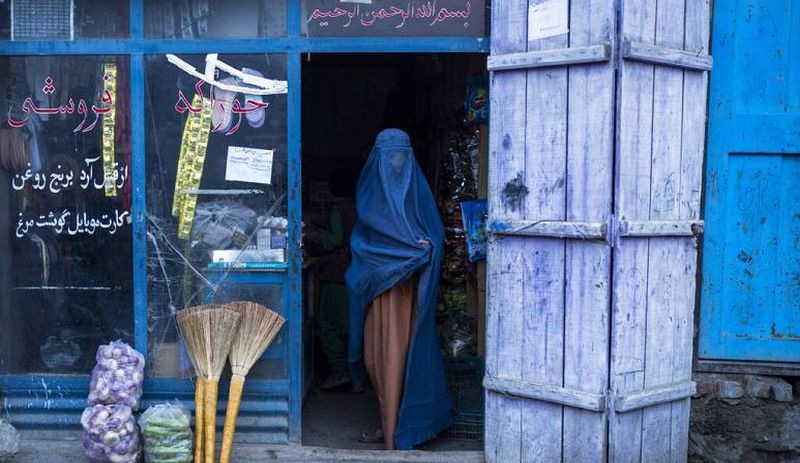Taliban'dan kadınlara erkek refakatçi olmadan uzak mesafeye seyahat yasağı