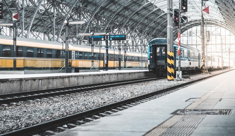 68 yaşındaki adamı tren raylarına itip öldüren kişi aranıyor