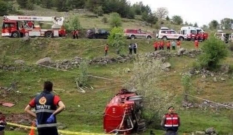 Kaza ihbarına giden itfaiye aracı devrildi: İlk belirlemelere göre 4 ölü