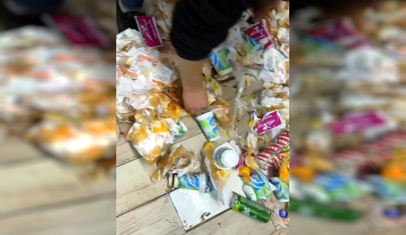 Kadıköy'de tantunicide biberler çöpten alınıp tekrar masaya konuldu