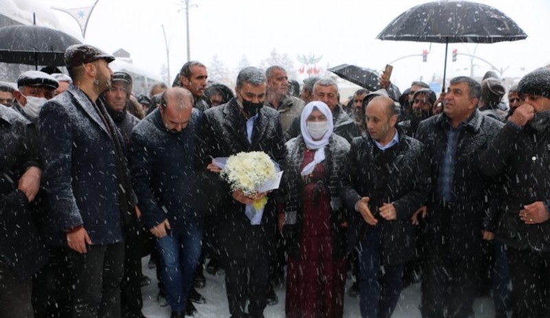 Abdullah Zeydan'a karlı havada kitlesel karşılama: Demirtaş'ın çok selamı var