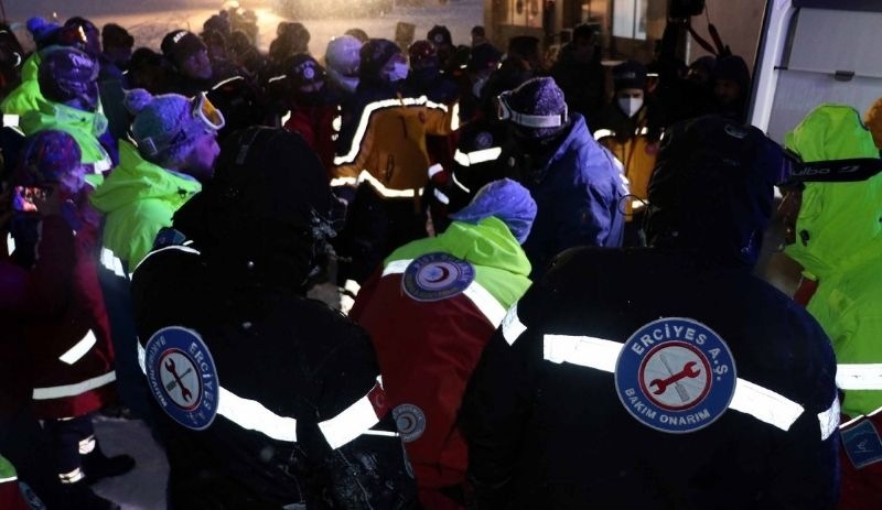 Erciyes'te üzerine kar kütlesi düşen Kanadalı hayatını kaybetti
