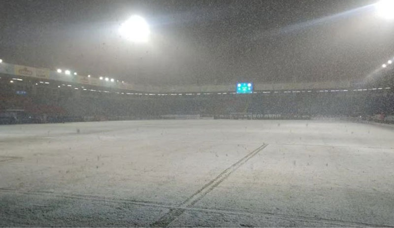 Yoğun kar yağışı Çaykur Rizespor-Antalyaspor maçını yarıda kesti