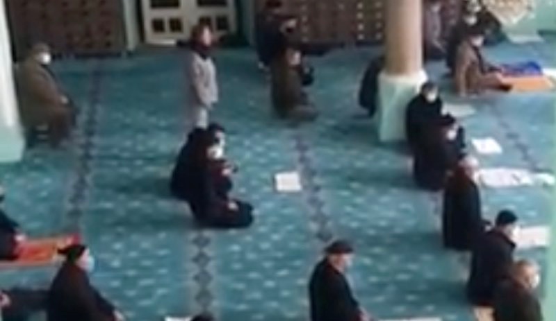 Cuma namazı hutbesi sırasında camide seslendi: Biz açız