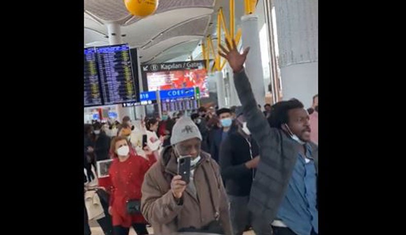 İstanbul Havalimanı'nda mahsur kalan turistlerden protesto: We need hotel