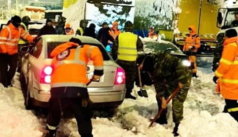 Burası Yunanistan: Karda mahsur kalan sürücülere 2 bin euro tazminat