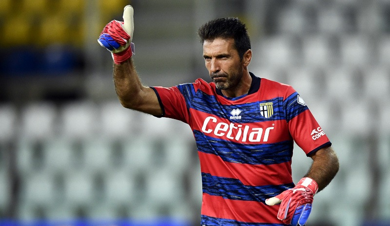 44 yaşındaki Gianluigi Buffon'dan yeni rekor