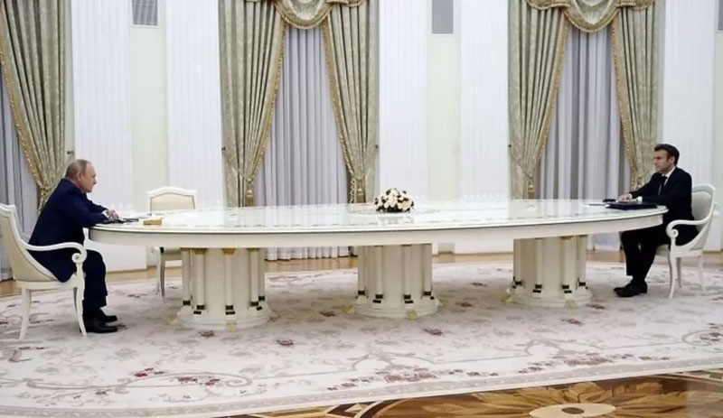 Dünya basınında Macron ve Putin toplantısındaki masaya yorum: Omacron