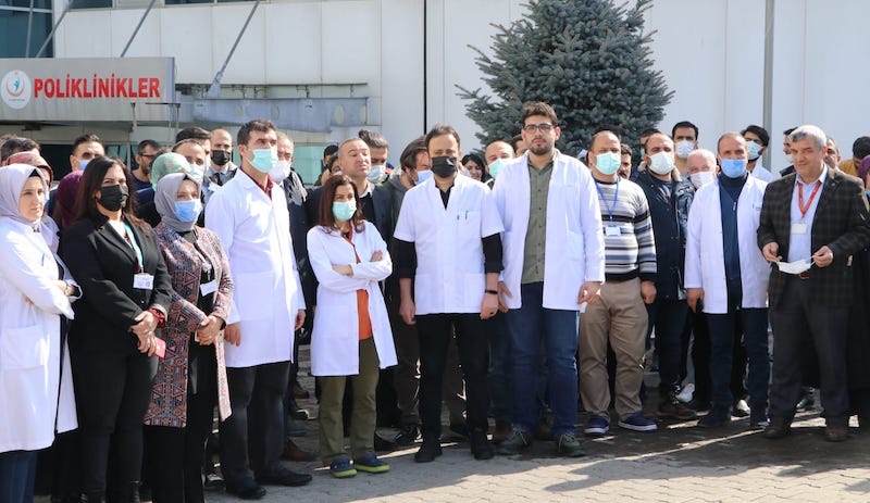 Sağlık çalışanlarına yönelik şiddet sürüyor: Bingöl’de bir doktor iki kişi tarafından darp edildi