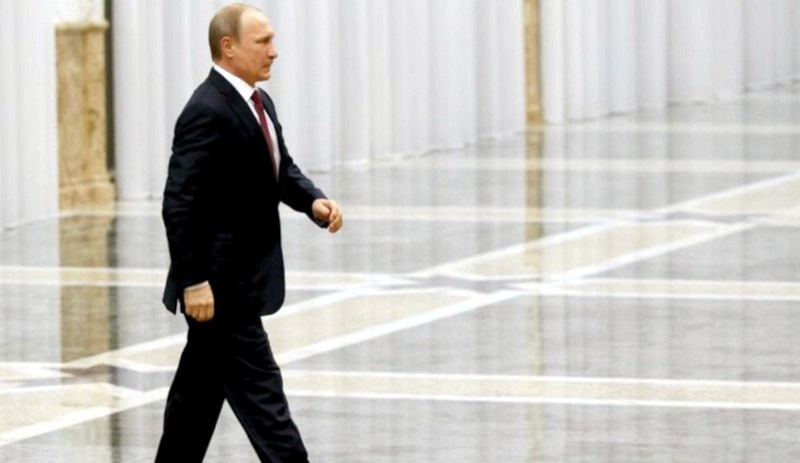 Putin yürürken neden sağ kolunu sabit tutuyor?