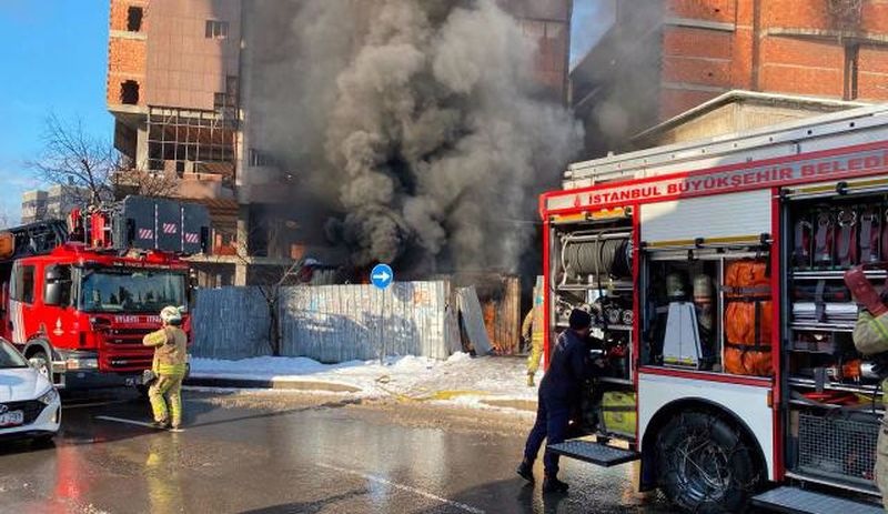 İstanbul'da kağıt toplayıcılarının barakaları yandı