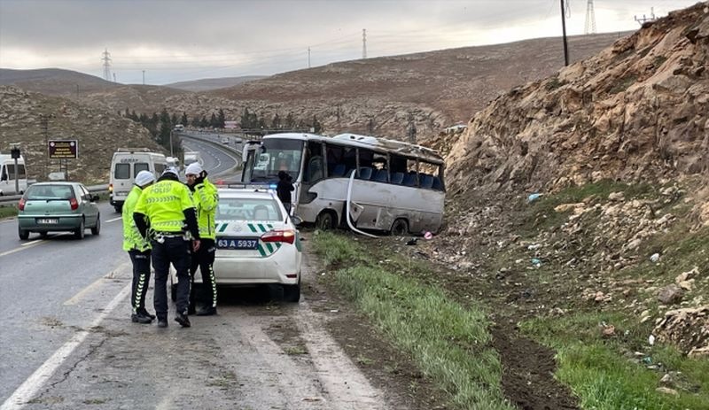 Urfa'da işçi servisi devrildi: 15 yaralı