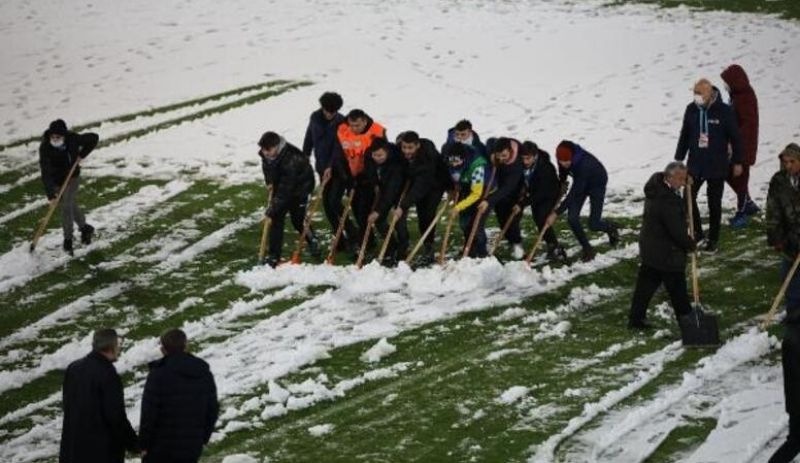 Taraftar bu kez kar temizlemek için sahaya indi