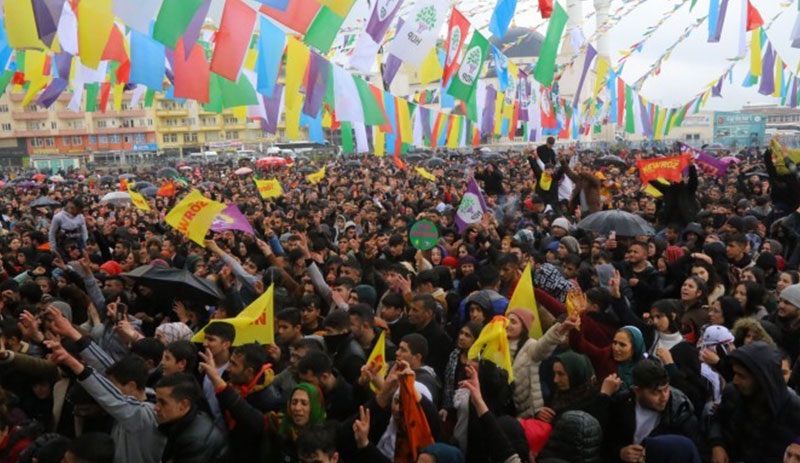 Newroz ateşi yakıldı: Kutlamalar 19 merkezde başladı