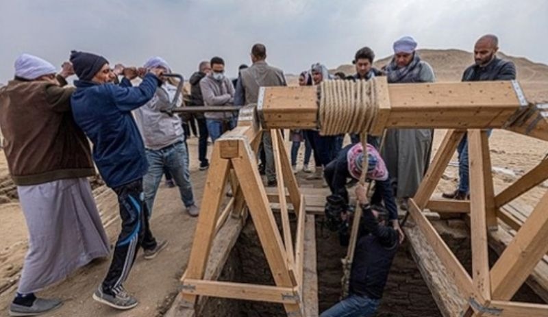 Mısır'da firavunlar dönemine ait 5 mezar bulundu