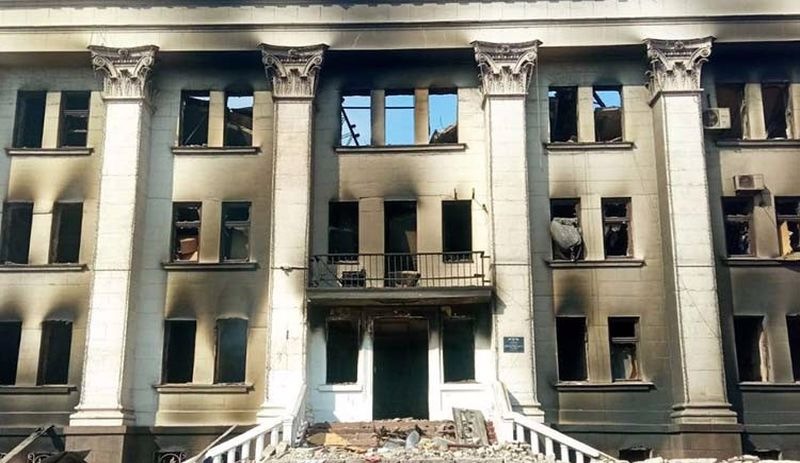 Ukrayna'da 400 kişinin sığındığı tiyatro binası bombalandı