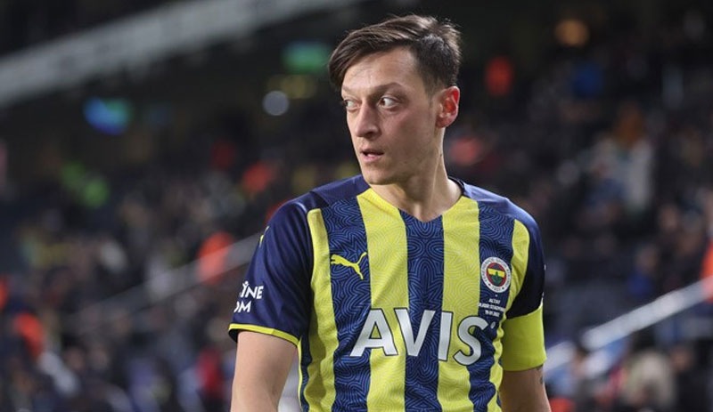 Menajeri kadro dışı bırakılan Mesut Özil'in sözleşmesindeki detayı açıkladı