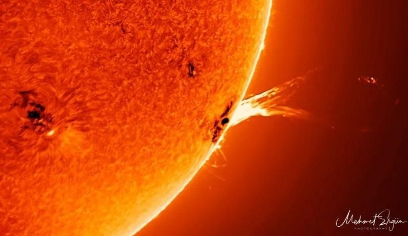 Güneş'in yüzeyinde dünyayı içine alacak büyüklükte lekeler var
