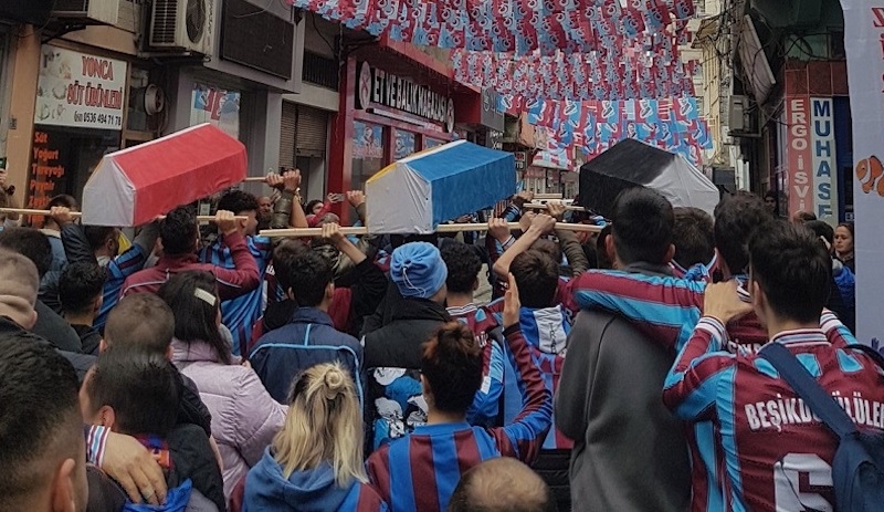 Trabzonspor taraftarlarının üç büyüklerin tabutunu yapıp denize atması tepki çekti