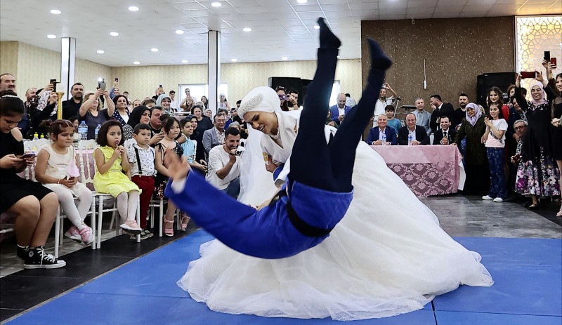 Judocu çift evlendi, gelin damadı yerden yere vurdu