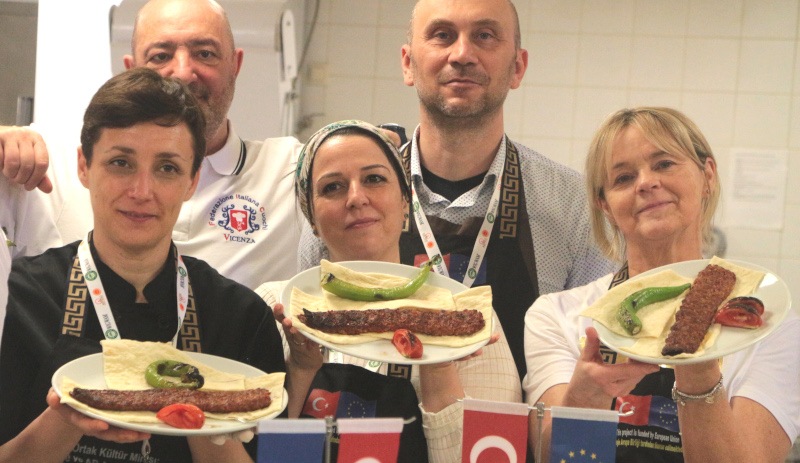 Adana'da kebap yapmayı öğrenen İtalyan şefler: Avrupa döneri 'kebap' diye biliyor