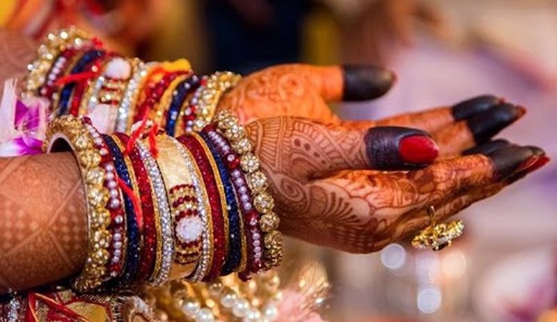 Hindistan'da yapılan toplu düğünde elektrikler kesilince kız kardeşler yanlış damatlarla evlendirildi