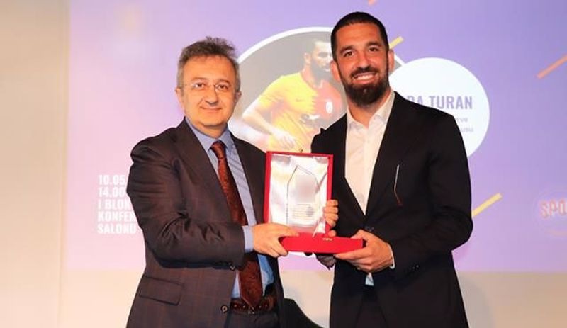 Arda Turan ‘2022 yılının örnek alınan futbolcusu’ seçildi, sosyal medya tepki verdi