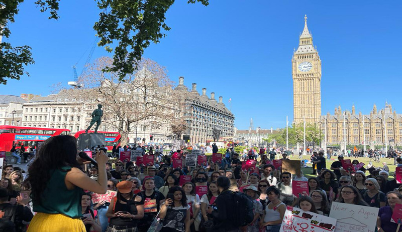 İngiltere'de kadınlar, ABD'li kadınların kürtaj hakkı için sokağa çıktı