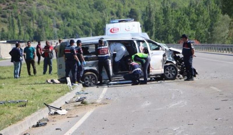 Tokat'ta işçi minibüsü ile otomobil çarpıştı: 2 ölü, 12 yaralı