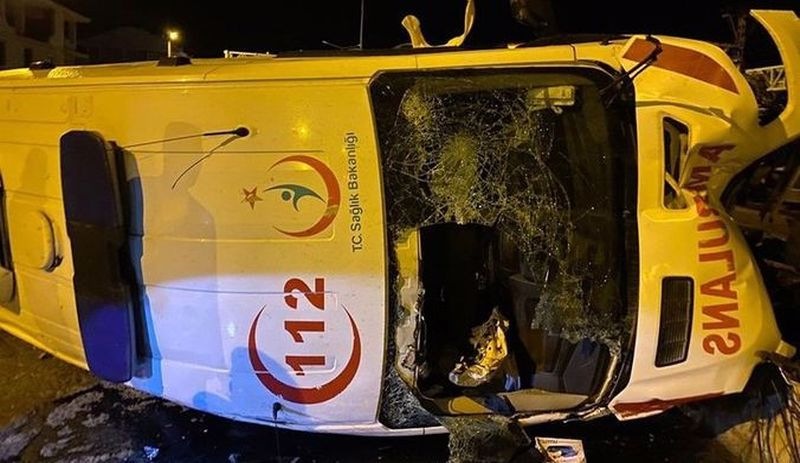 Vakaya giden ambulans kaza yaptı: 3 sağlıkçı yaralandı