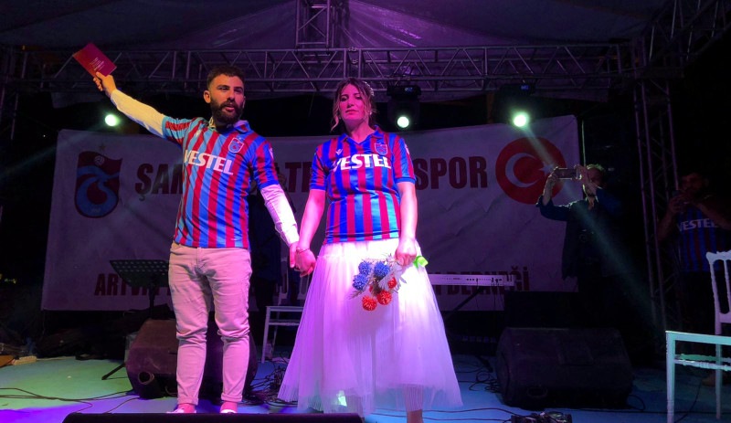 Evlenmek için 6 yıldır Trabzonspor'un şampiyonluğunu bekleyen çift mutlu sona ulaştı