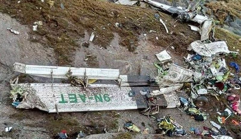 Nepal'de kaybolan 22 yolculu uçağın enkazı bulundu