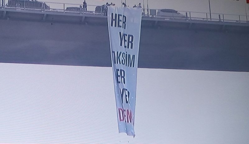 TİP milletvekilleri köprüden Gezi pankartı sallandırdı: Her yer Taksim, her yer direniş